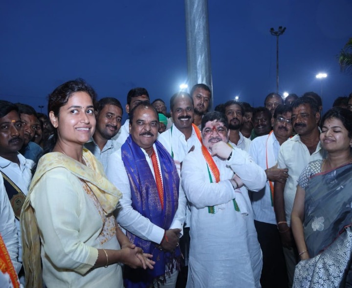 సెంట్రల్ లైటింగ్‌ను ప్రారంభించిన మంత్రి