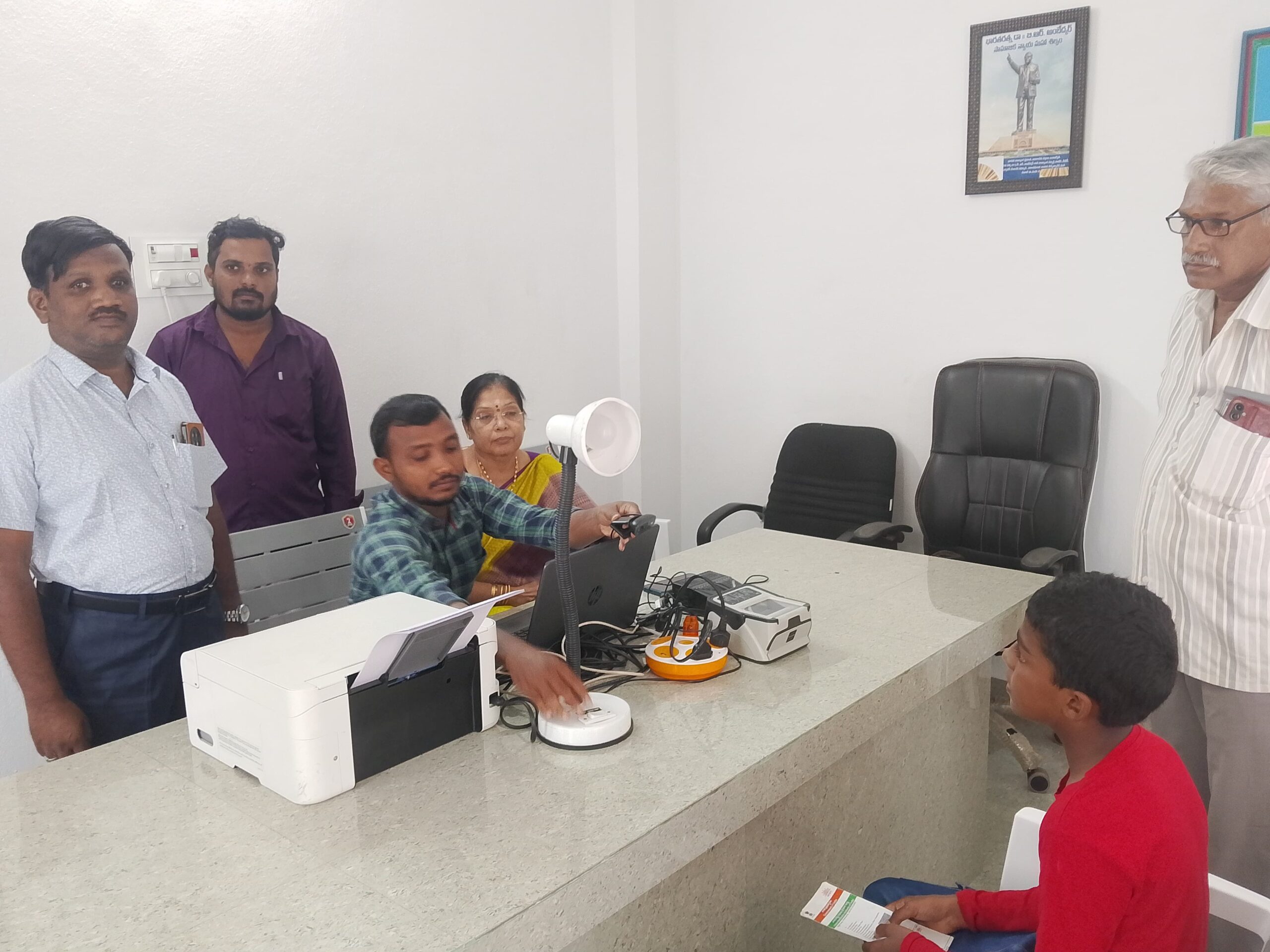ఆధార్ మొబైల్ కేంద్రాన్ని పరిశీలించిన ఎంపీడీవో