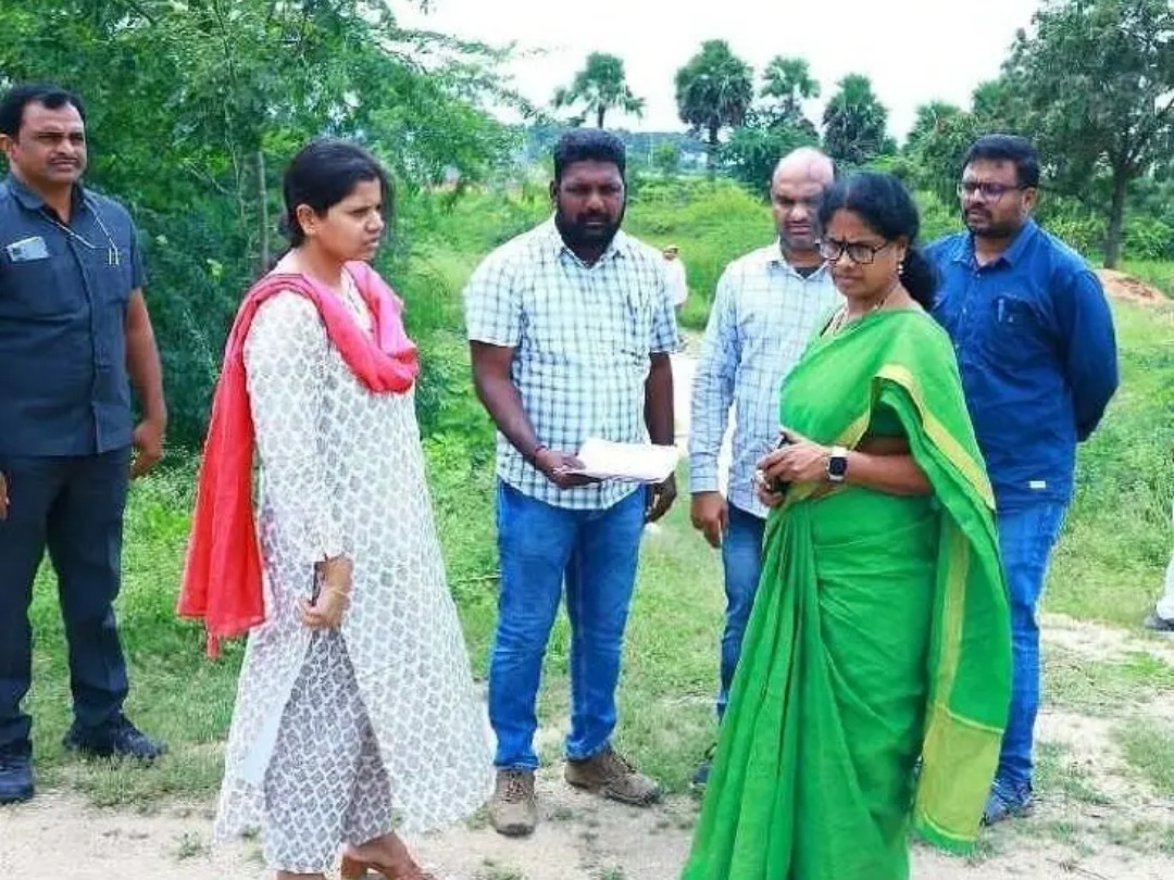 భవన నిర్మాణాన్ని తక్షణమే చేపట్టాలి: కలెక్టర్