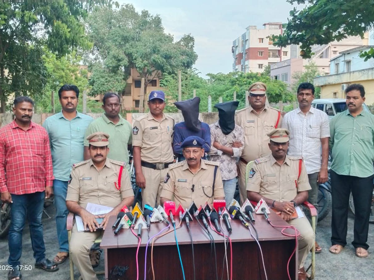 ద్విచక్ర వాహనాలు చోరీ చేస్తున్న దొంగలు అరెస్టు