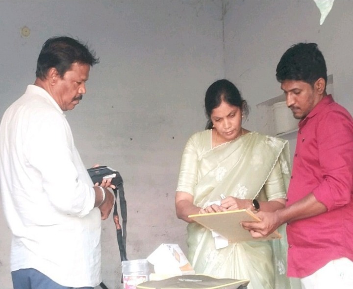 రేషన్ దుకాణాలను తనిఖీ చేసిన తహసీల్దార్