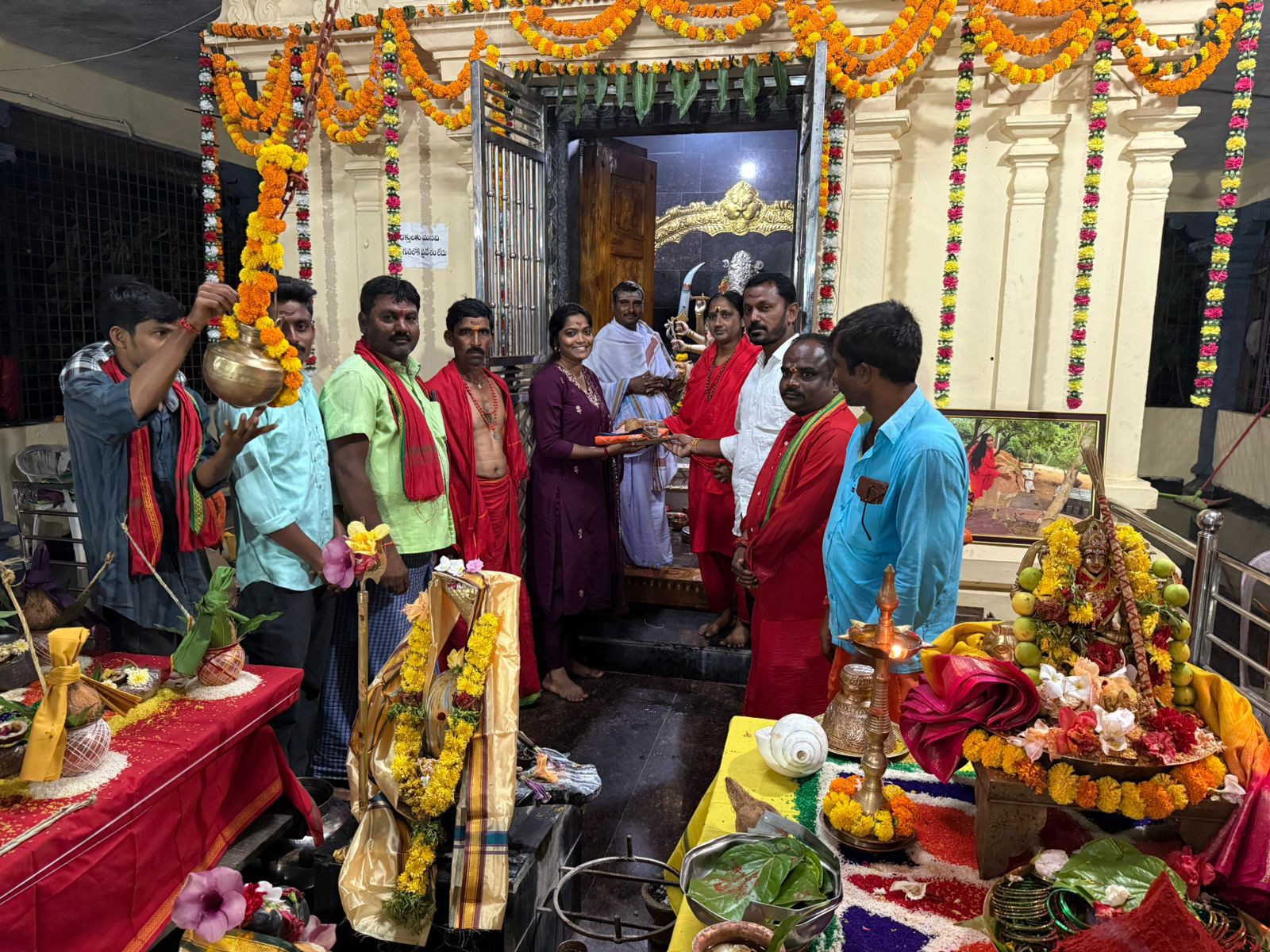 నవదుర్గమ్మ ఆలయంలో ప్రత్యేక పూజలు చేసిన ఎస్సై