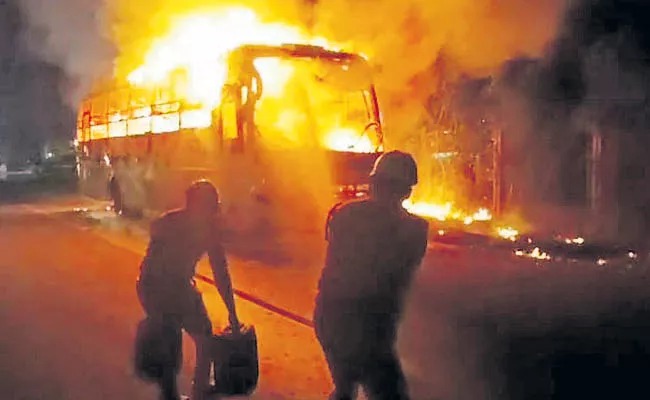 BREAKING: రోడ్డుపై ప్రైవేట్ బస్సు దగ్ధం