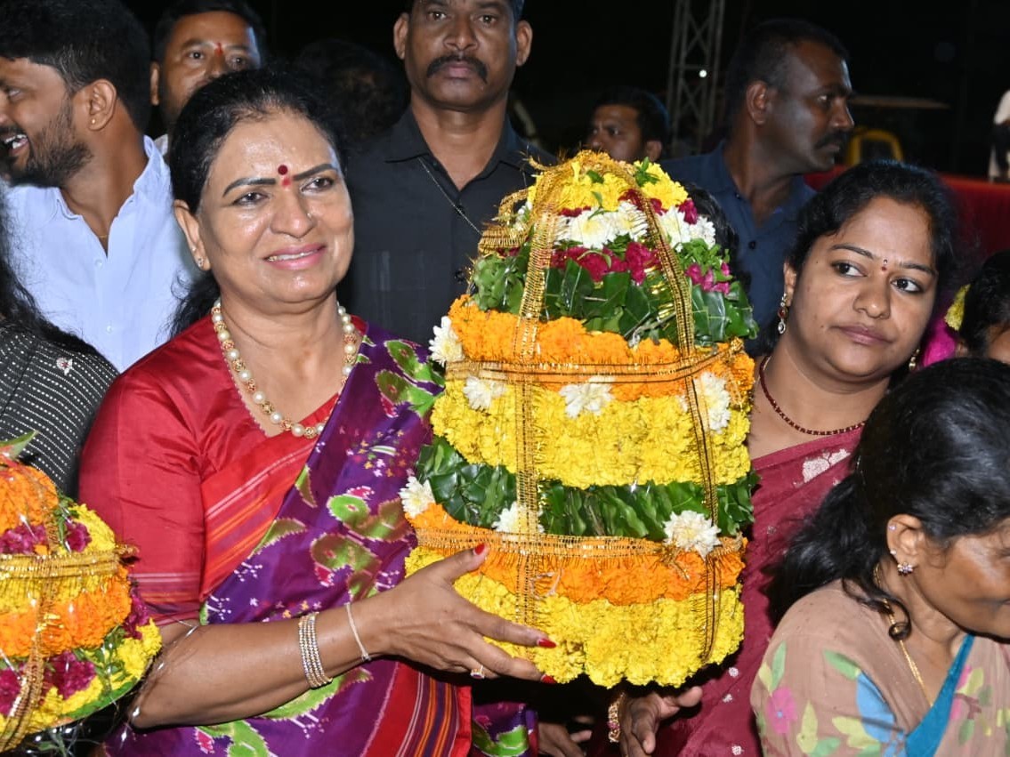 ‘సుఖ సంతోషాలతో బతుకమ్మ పండుగ జరుపుకోవాలి’