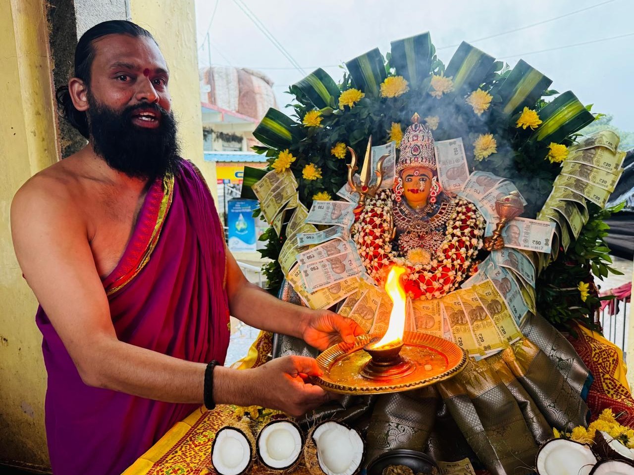 రాజగోపురంలో దుర్గమ్మకు మంగళహారతి పూజలు