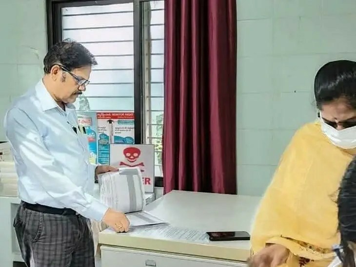 టీకాల రిజిస్టర్‌లను తనిఖీ చేసిన వైద్యాధికారి