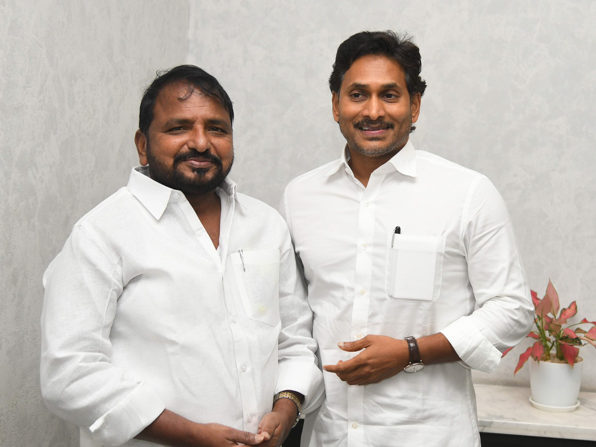 జగన్‌ను కలిసిన సాకే శైలజానాథ్
