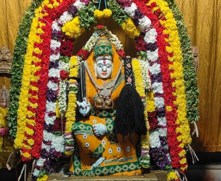 గంధం అలంకరణలో కోర్టులో గంగమ్మ