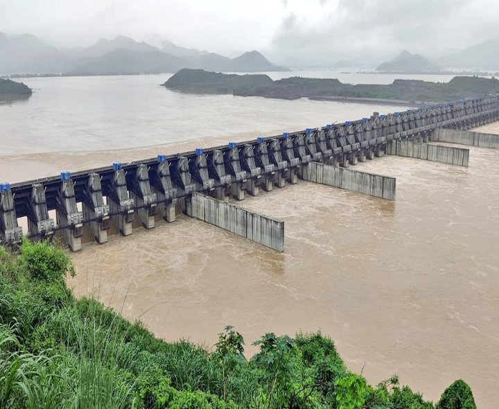 పోలవరం ప్రాజెక్టుకు కొనసాగుతున్న వరద