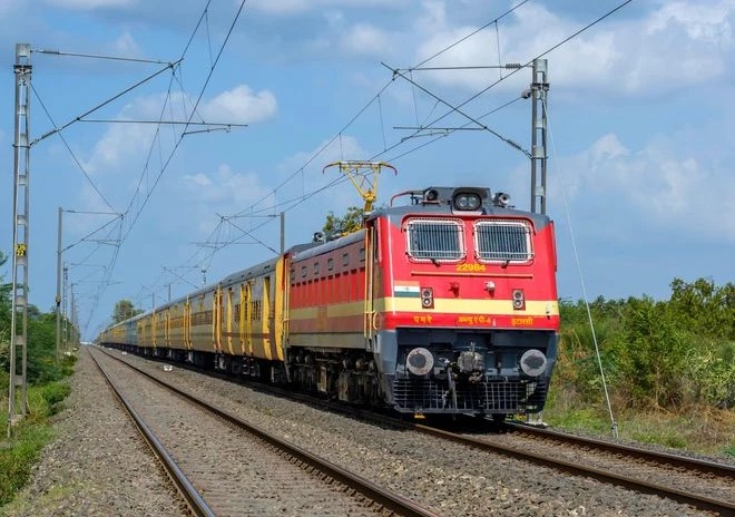 రైలు ప్రయాణికులకు రూ.20కే ఆహారం