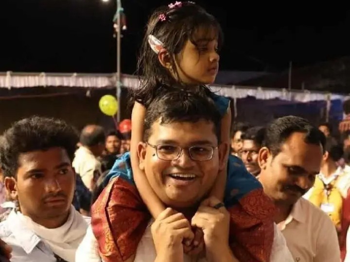 CUTE PHOTO..భుజం ఎక్కిన ‘బాధ్యత’