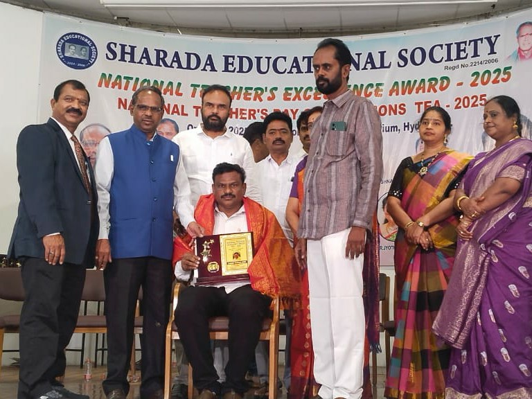 టీచర్ ఎక్సలెన్స్ అవార్డు అందుకున్న దామోదర్