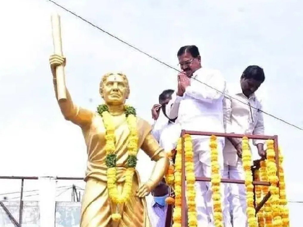 చాకలి ఐలమ్మ విగ్రహనికి నివాళులర్పించిన మాజీ మంత్రి