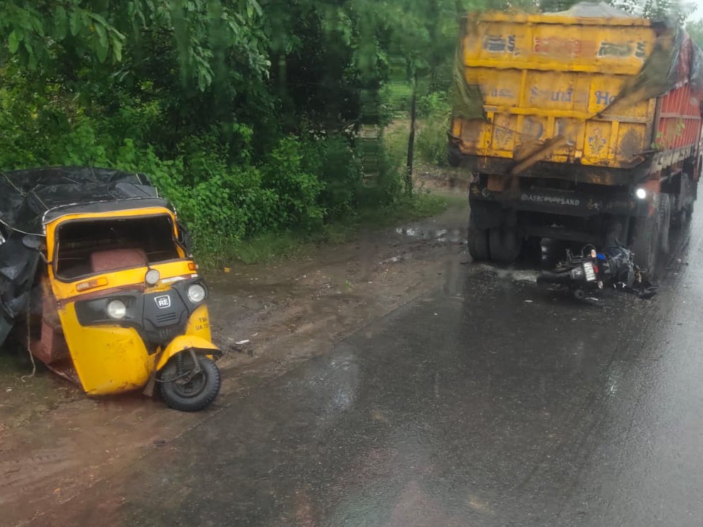 లారీ ఒకటే…రెండు ప్రమాదాలు జరిగినట్లుగా దృశ్యాలు