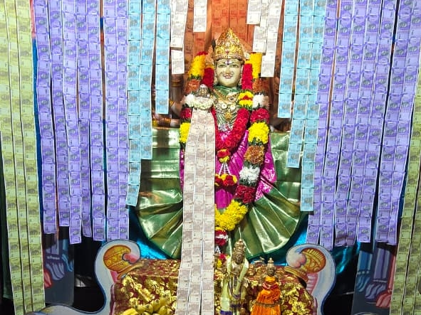 లక్ష్మి దేవి అలంకరణలో అపర్ణాదేవి