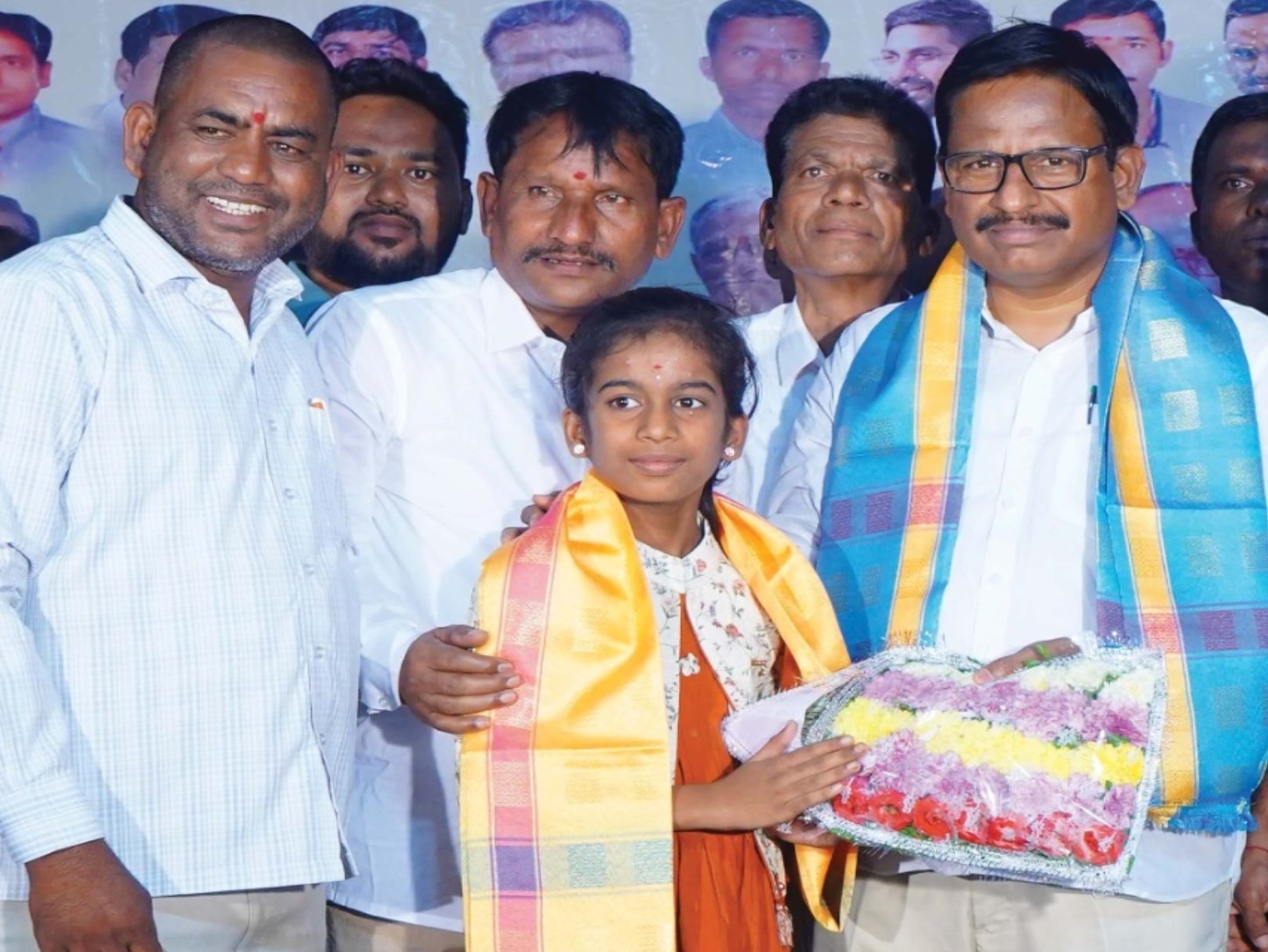 జవహర్ నవోదయాలో సీటు సాధించిన విద్యార్థిని అభినందించిన ఎమ్మెల్యే