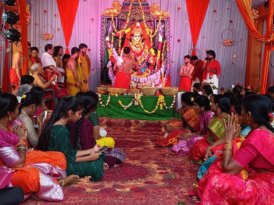 మహాలక్ష్మి అవతారంలో భక్తులకు దర్శనం