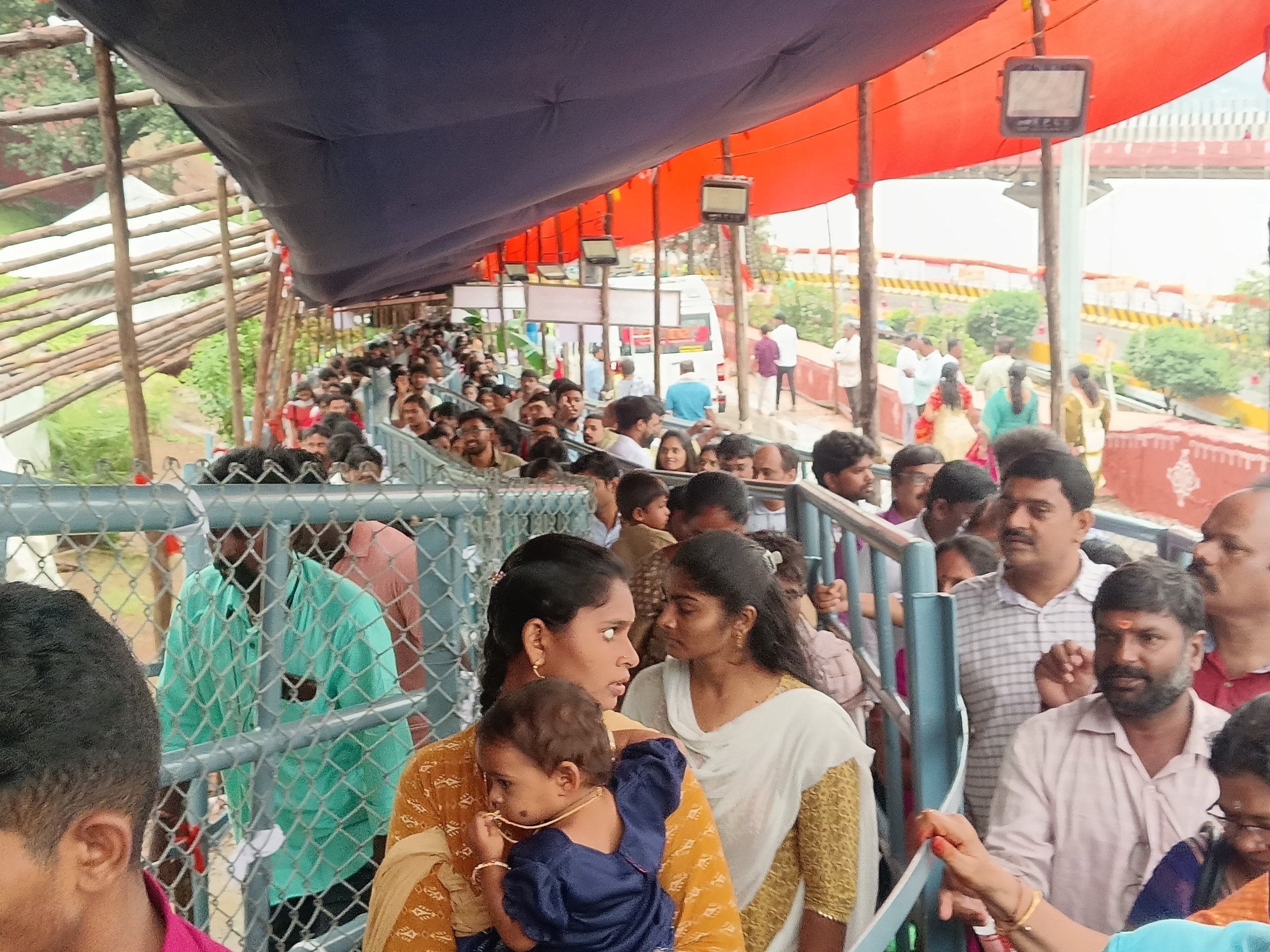 అమ్మవారి భక్తులతో కిక్కిరిసిన క్యూలైన్లు