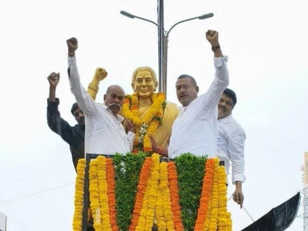 చాకలి ఐలమ్మ విగ్రహానికి నివాళులర్పించిన ఎమ్మెల్యే