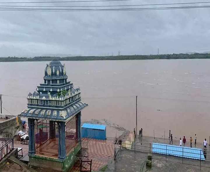 గోదావరి ఉద్ధృతి.. ప్రమాద హెచ్చరిక జారీ