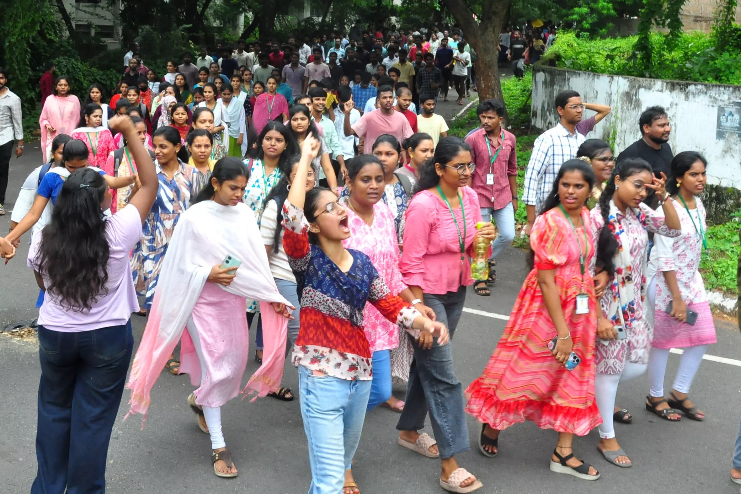 BREAKING: ఆందోళన విరమించిన విద్యార్థులు