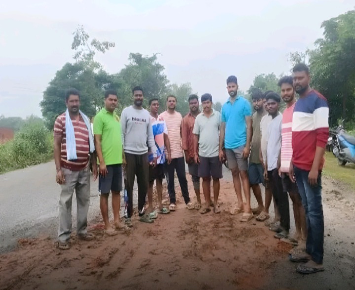 రహదారి పై గుంతలను పూడ్చిన యువకులు