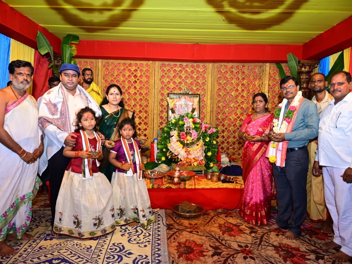 వనదుర్గమాతను దర్శించుకున్న కలెక్టర్