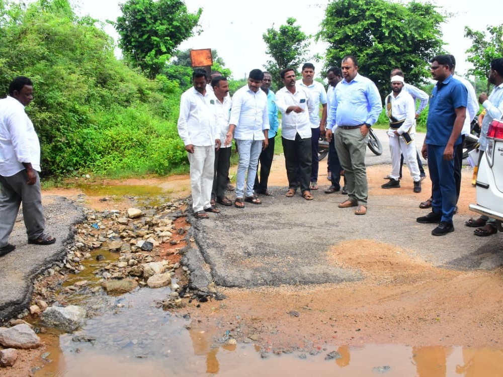దెబ్బతిన్న రోడ్డును పరిశీలించిన కలెక్టర్ : సీసీ రోడ్డు మంజూరుకు ఆదేశం