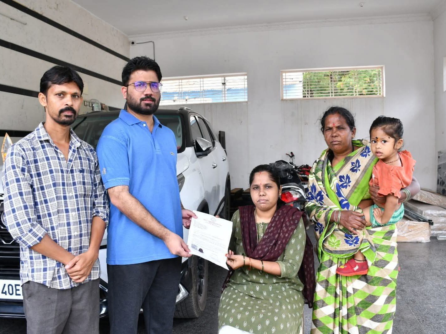 బాధితురాలికి CMRF చెక్కు అందజేత