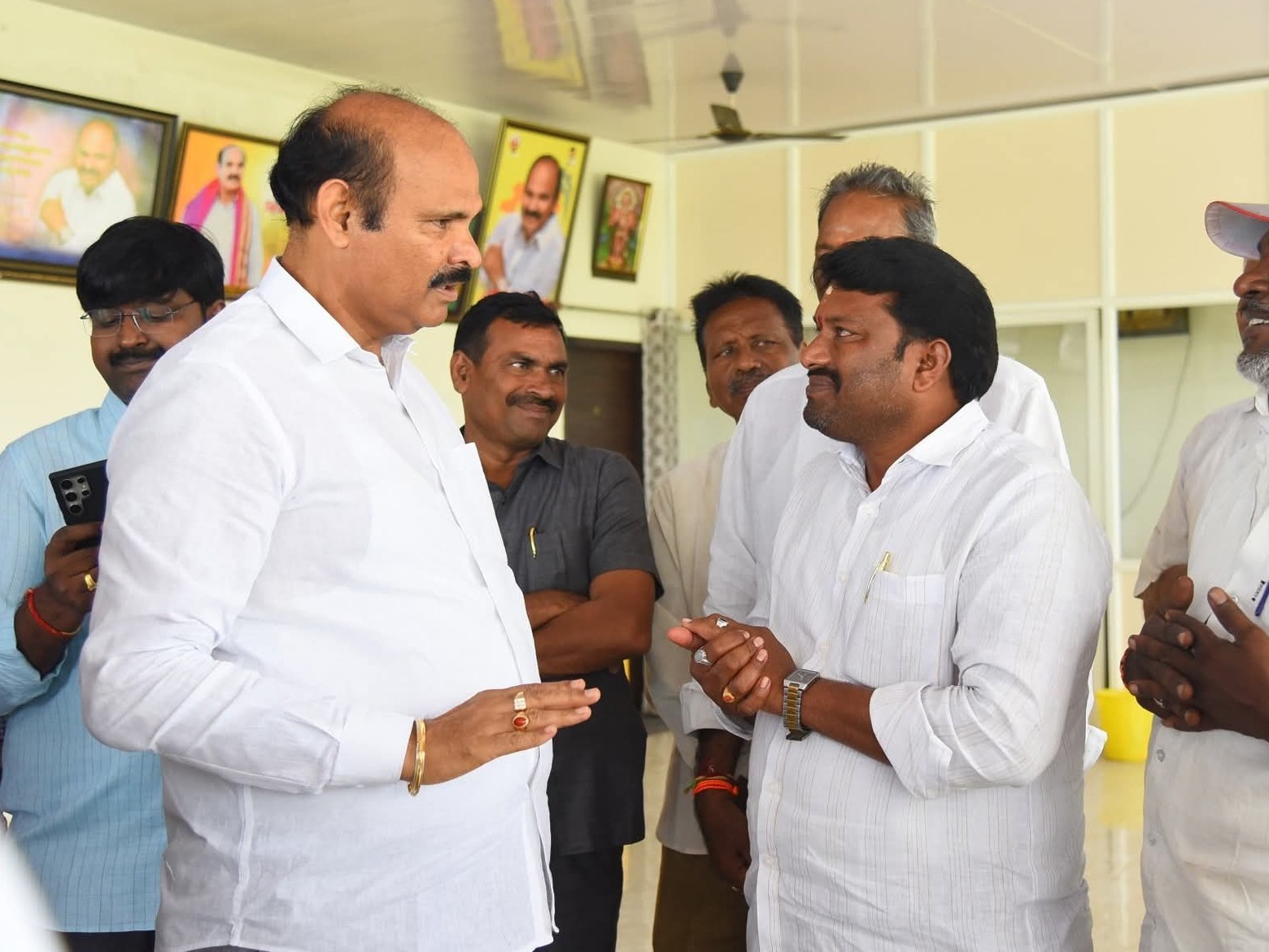 అర్జీలు స్వీకరించిన మంత్రి