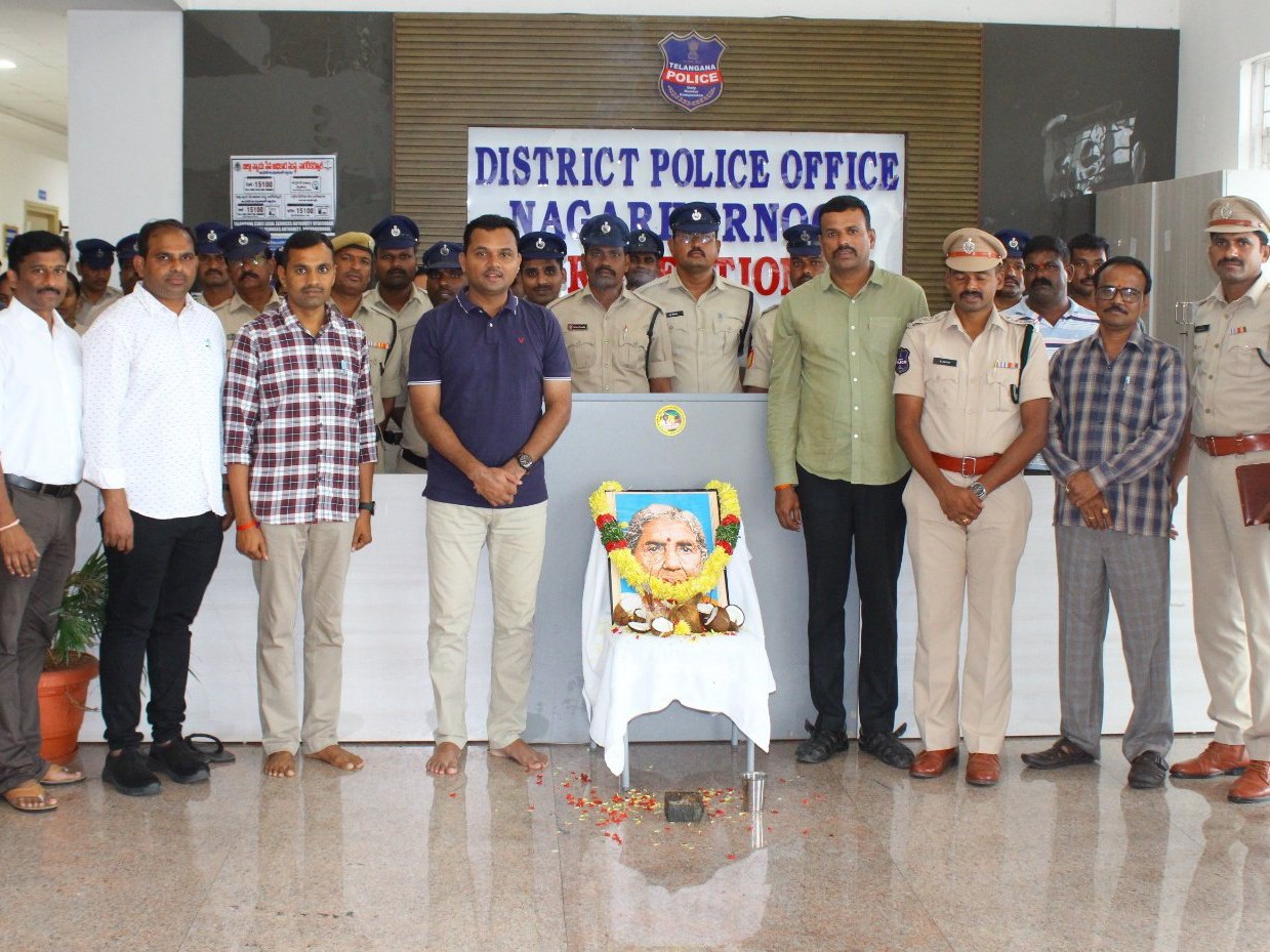 ఐలమ్మ చిత్రపటానికి నివాళులర్పించిన ఎస్పీ