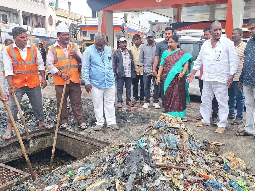 పూడిక తీత పనులను పరిశీలించిన మేయర్