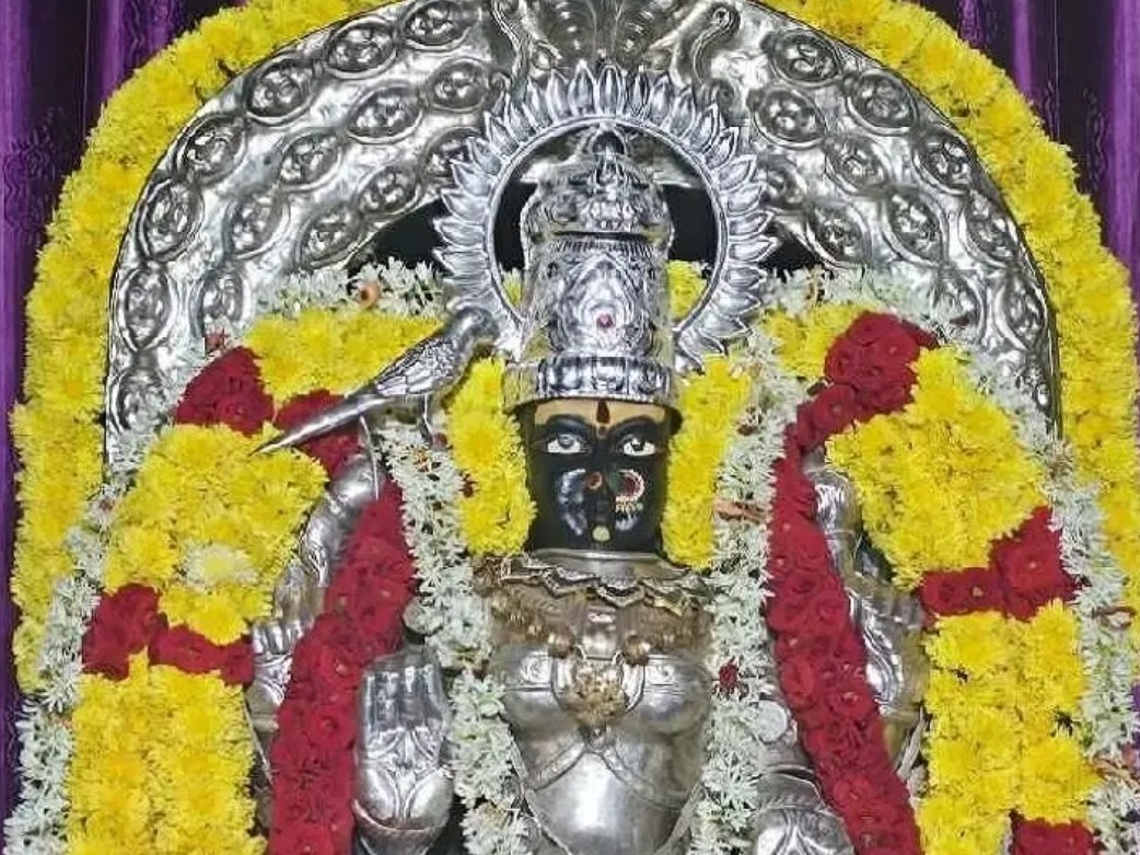 ధనలక్ష్మి దేవి అలంకారంలో కన్యకాపరమేశ్వరి
