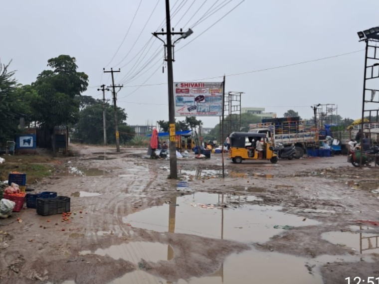 గుంతల మయమైన బతుకమ్మ ఆడే ప్రదేశం