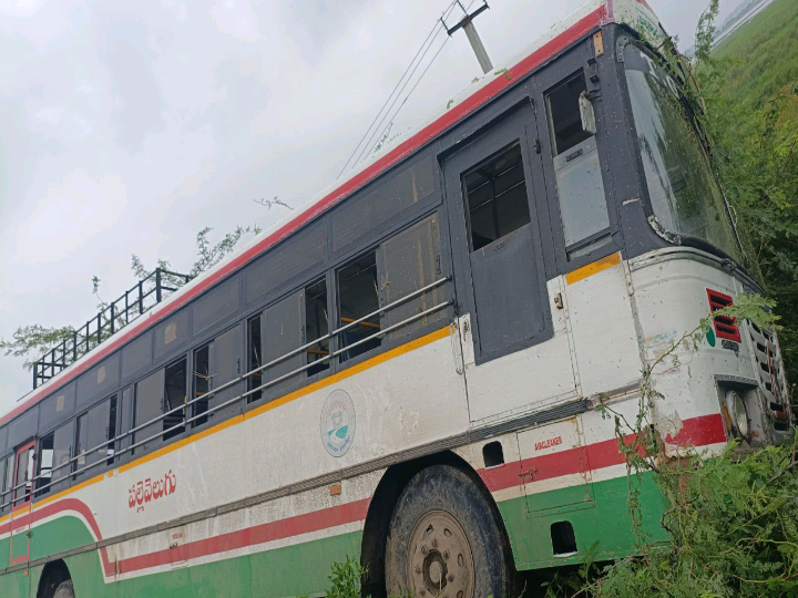 RTC బస్సుకు తప్పిన పెను ప్రమాదం