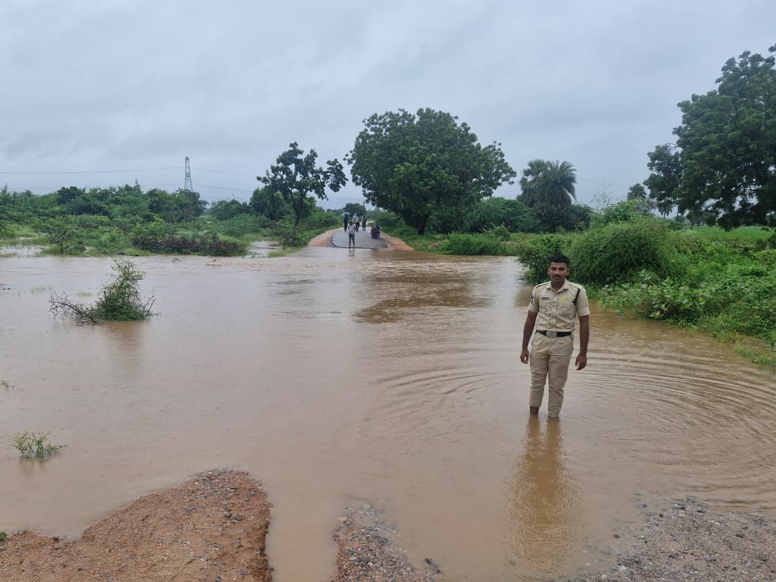గట్టులో పొంగిపొర్లుతున్న వాగు