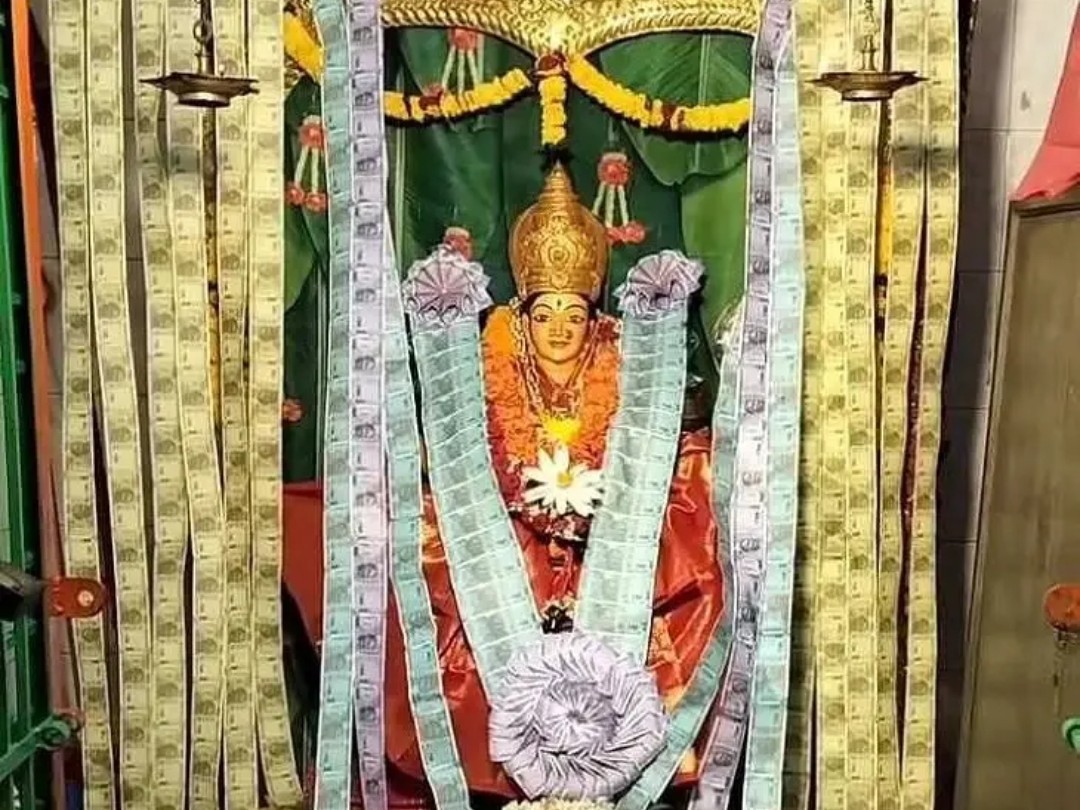 లక్ష్మీదేవి అలంకరణలో కనకదుర్గమ్మ