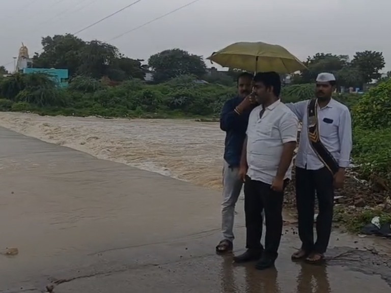 ఉద్ధృతంగా ప్రవహిస్తున్న చంద్రవంక వాగు