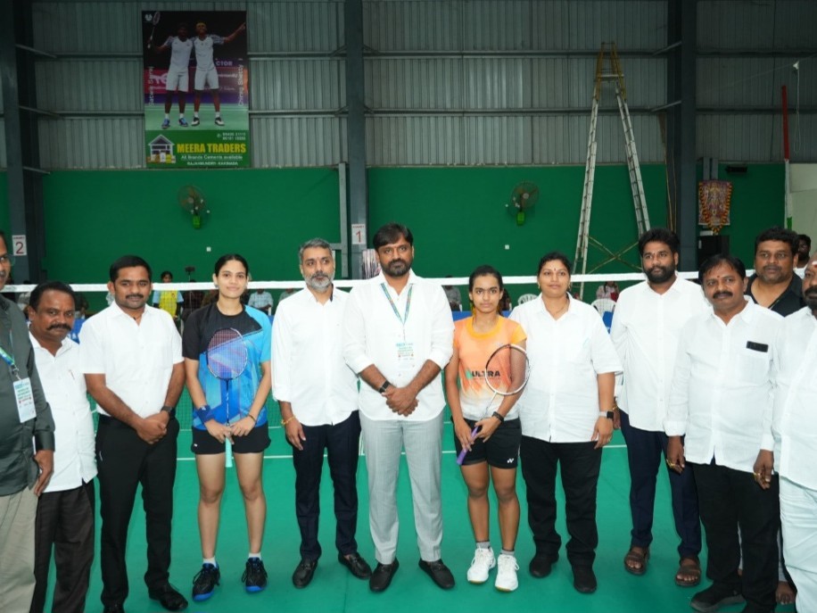 షటిల్ పోటీలను ప్రారంభించిన ఎమ్మెల్యే