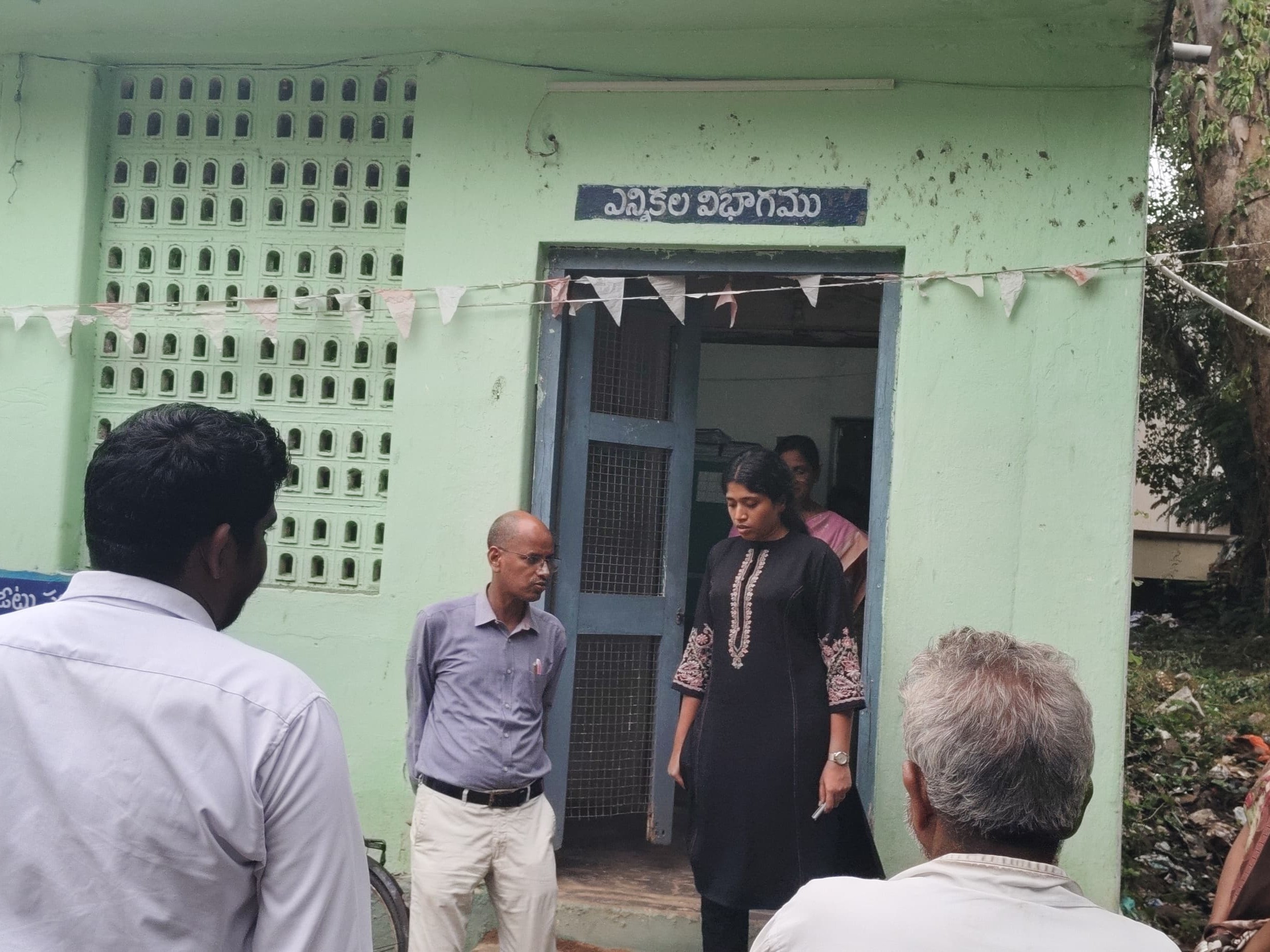 కార్యాలయాన్ని తనిఖీ చేసిన సబ్ కలెక్టర్