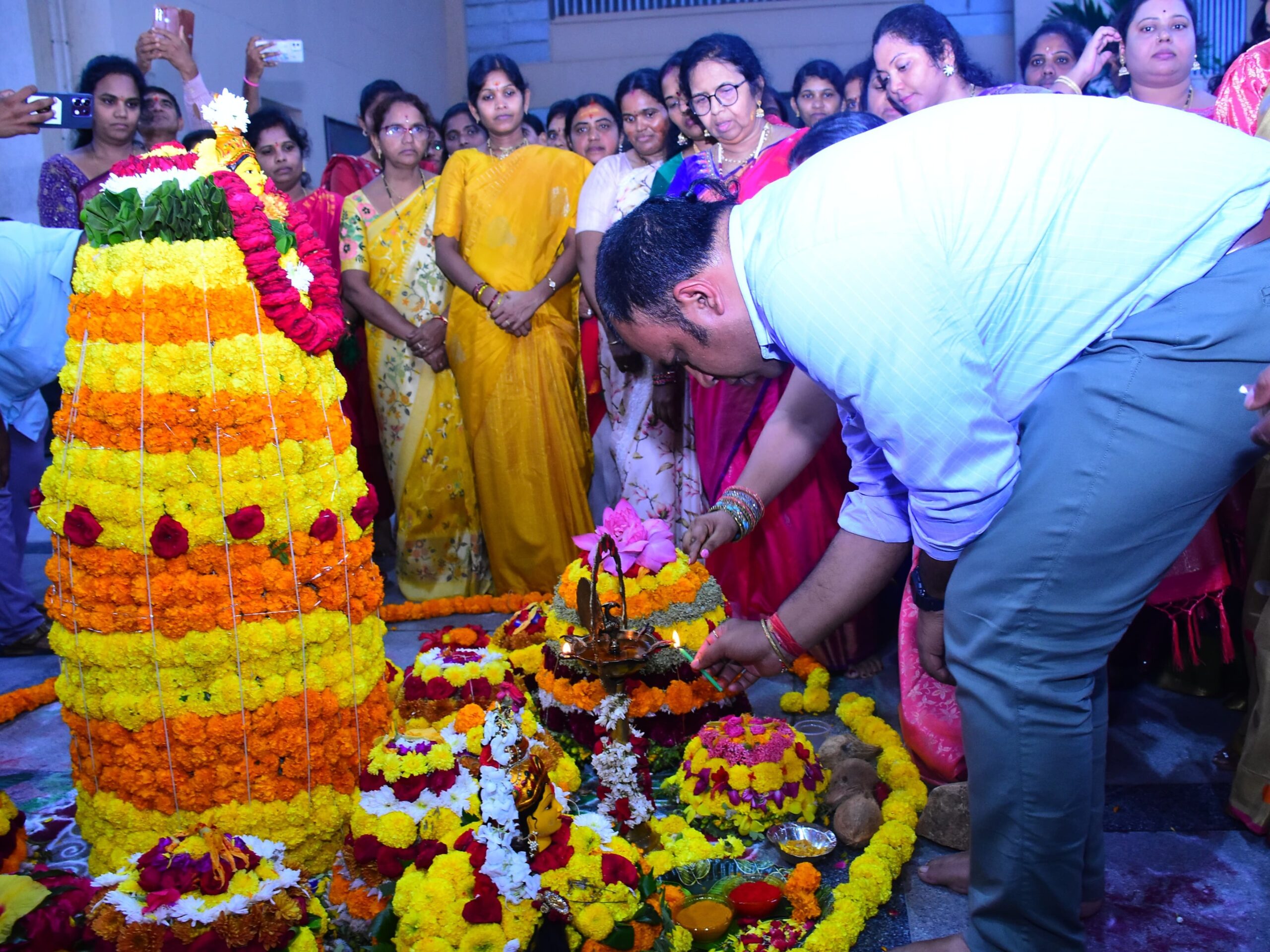 బతుకమ్మ సంబరాలను ప్రారంభించిన కలెక్టర్