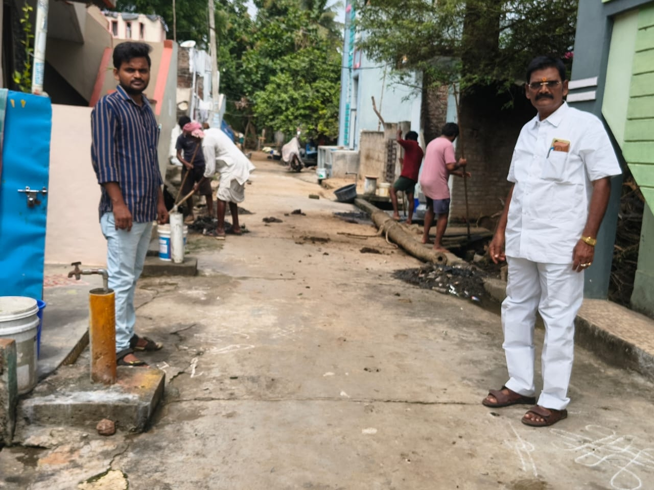 ‘పరిసరాల పరిశుభ్రతకు ప్రజలు సహకరించాలి’