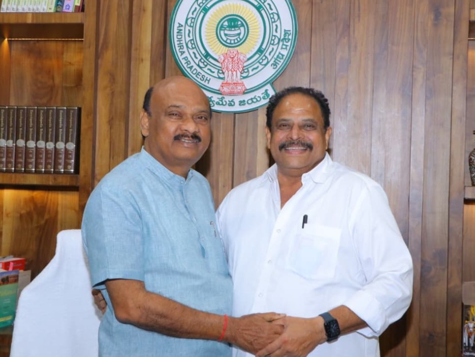 అయ్యన్నతో పట్టాభి భేటీ