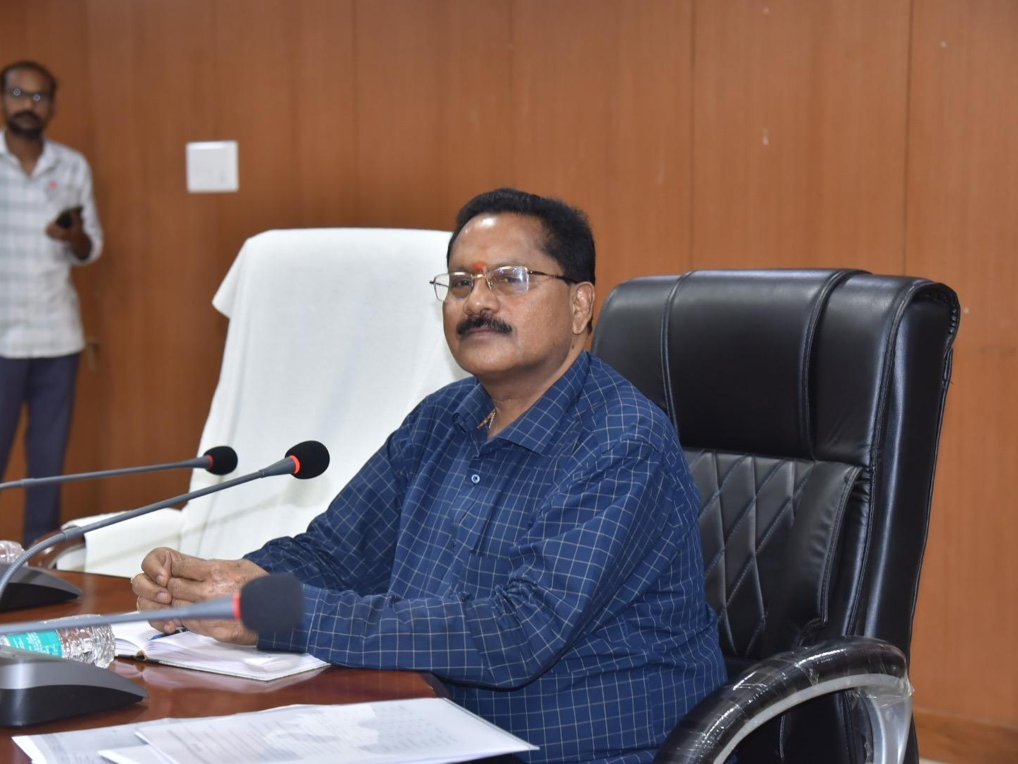 రాజ‌కీయ పార్టీల ప్ర‌తినిధుల‌తో కలెక్టరేట్‌లో సమావేశం