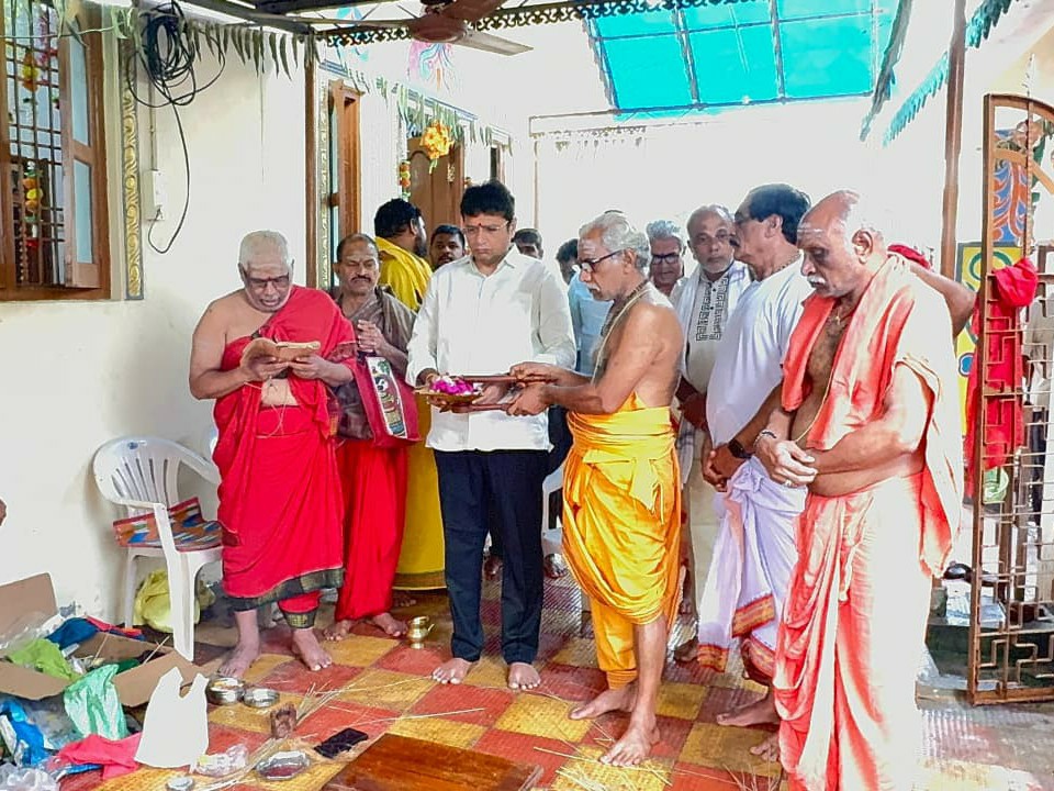 పలు దేవాలయాలను సందర్శించిన ఐటీ మంత్రి