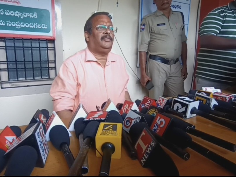ప్రభుత్వ ఉద్యోగులు లంచం అడుగుతున్నారా..?  ఇలా చేయండి.!