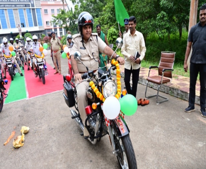 ద్విచక్ర వాహనాలను ప్రారంభించిన ఎస్పీ