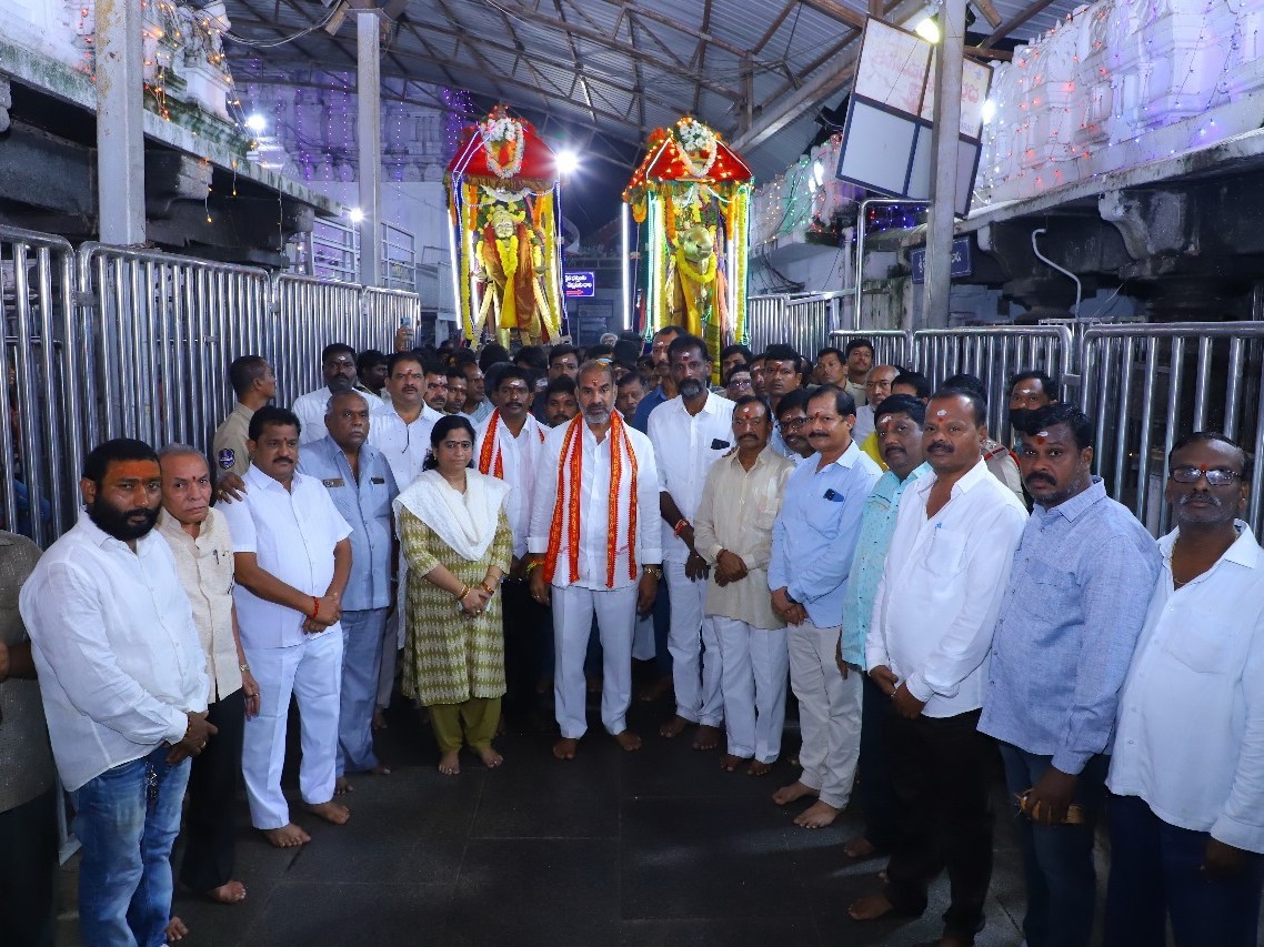 నంది గరుత్మంతుడు వాహనంపై అమ్మవారి గ్రామ సేవ