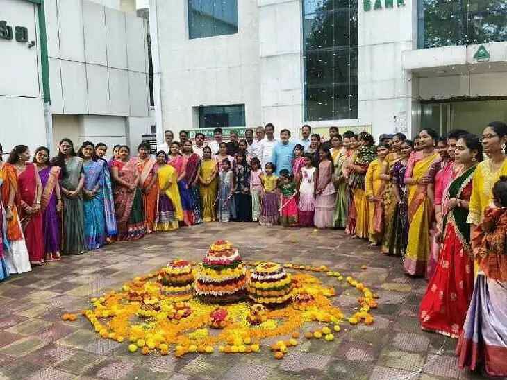 బ్యాంకు ప్రధాన కార్యాలయంలో బతుకమ్మ వేడుకలు