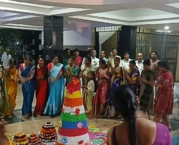 బస్టాండ్‌లో బతుకమ్మ సంబరాలు